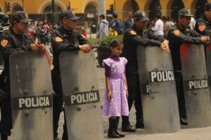 niña con policias en una plaza