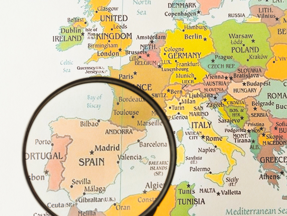 lupa mostrando en un mapa la pais de España